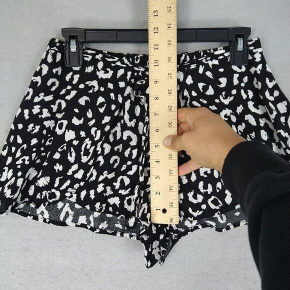 Lulus Casual Sexy Shorts Womens Size M Black Leopard Print Tie Waist Lightweight - Picture 4 of 7